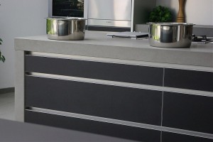 Kücheninsel in Schwarz mit Aluminium-Griffmulden Sandsteinarbeitsplatte