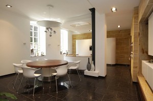 Sitzgruppe, Essplatz in weiß mit Tischplatte aus Akazie in runder Küche